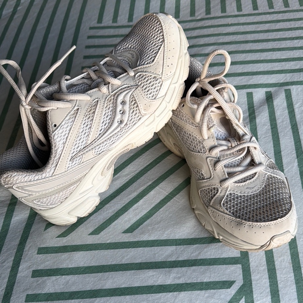 SAUCONY Cream Athletic Shoes SZ 6.5 men womens 8